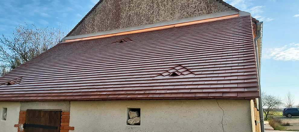 Toiture après rénovation par Artisan Rénov - Résultat professionnel réparation toiture Lot